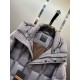 900.zegn Jeni 23 new casual and versatile knitted patchwork sleeve down jacket, this down jacket is made of innovative recycled nylon fabric, 35% Tencel plus 55% nylon fabric, quite a novel feature. With 90% white duck d