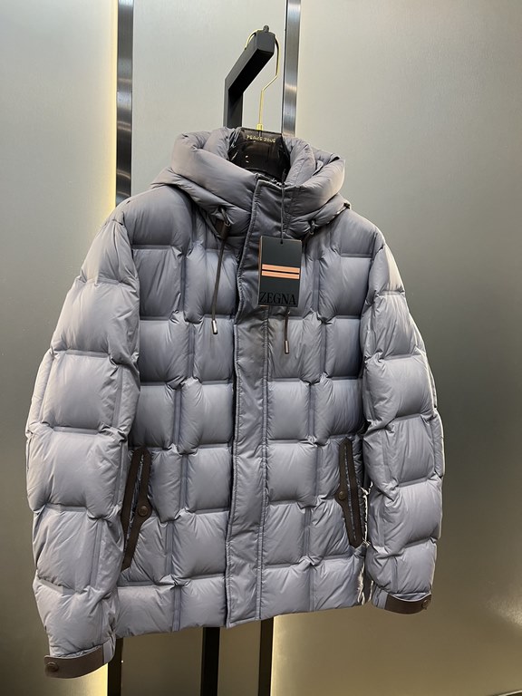 900.zegn Jeni 23 new casual and versatile knitted patchwork sleeve down jacket, this down jacket is made of innovative recycled nylon fabric, 35% Tencel plus 55% nylon fabric, quite a novel feature. With 90% white duck d