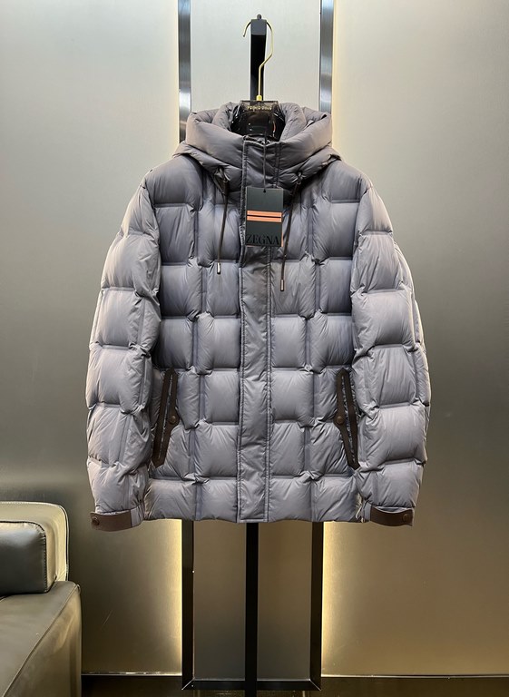 900.zegn Jeni 23 new casual and versatile knitted patchwork sleeve down jacket, this down jacket is made of innovative recycled nylon fabric, 35% Tencel plus 55% nylon fabric, quite a novel feature. With 90% white duck d