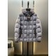 900.zegn Jeni 23 new casual and versatile knitted patchwork sleeve down jacket, this down jacket is made of innovative recycled nylon fabric, 35% Tencel plus 55% nylon fabric, quite a novel feature. With 90% white duck d