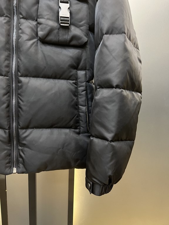 850prada prada new jacquard nylon down jacket metal small label down jacket. The down jacket is made from re-nylon recycled nylon in a modern design that complements the silhouette and features 95% white duck down for wa