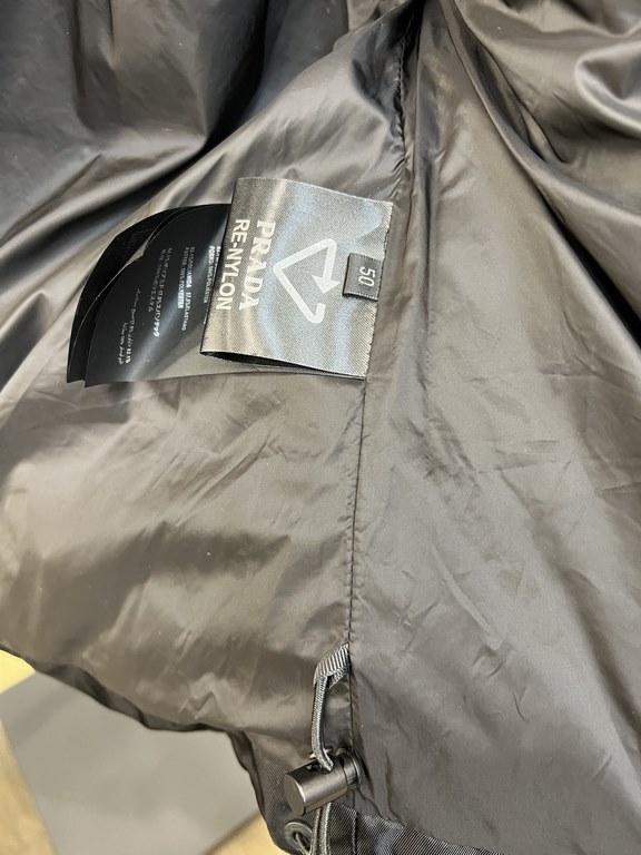 850prada prada new jacquard nylon down jacket metal small label down jacket. The down jacket is made from re-nylon recycled nylon in a modern design that complements the silhouette and features 95% white duck down for wa