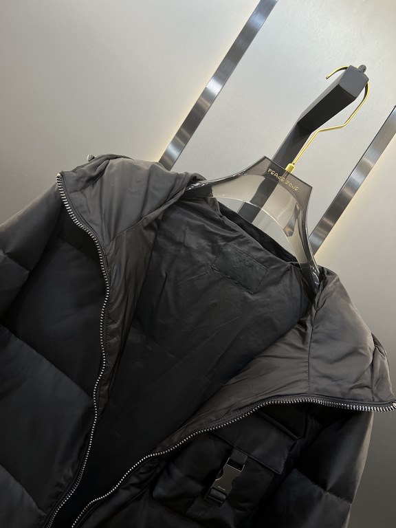 850prada prada new jacquard nylon down jacket metal small label down jacket. The down jacket is made from re-nylon recycled nylon in a modern design that complements the silhouette and features 95% white duck down for wa