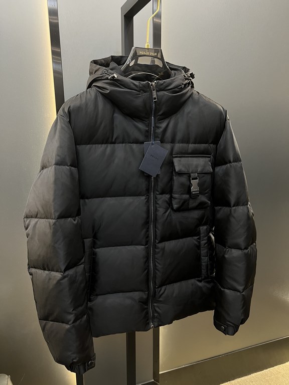 850prada prada new jacquard nylon down jacket metal small label down jacket. The down jacket is made from re-nylon recycled nylon in a modern design that complements the silhouette and features 95% white duck down for wa