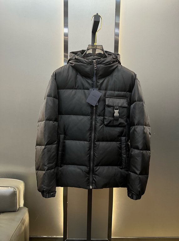 850prada prada new jacquard nylon down jacket metal small label down jacket. The down jacket is made from re-nylon recycled nylon in a modern design that complements the silhouette and features 95% white duck down for wa