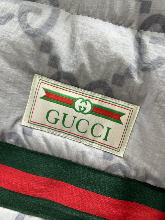 Support after years of return and exchange,P720.GUCCI Gucci All-over Printed Red and Green Webbing Hooded Down JacketHoned seam down jacket with 90 white duck down  nylon fabric lining! A great winter liner!!!! There are