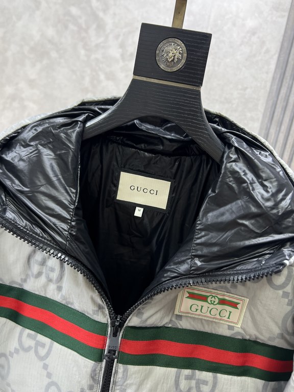 Support after years of return and exchange,P720.GUCCI Gucci All-over Printed Red and Green Webbing Hooded Down JacketHoned seam down jacket with 90 white duck down  nylon fabric lining! A great winter liner!!!! There are