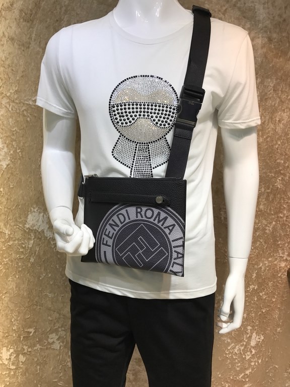 Black silkscreen men's chest bag crossbody bag, adjustable shoulder strap length, silkscreen F logo as a pattern, inner zipper pocket design. 2419cm