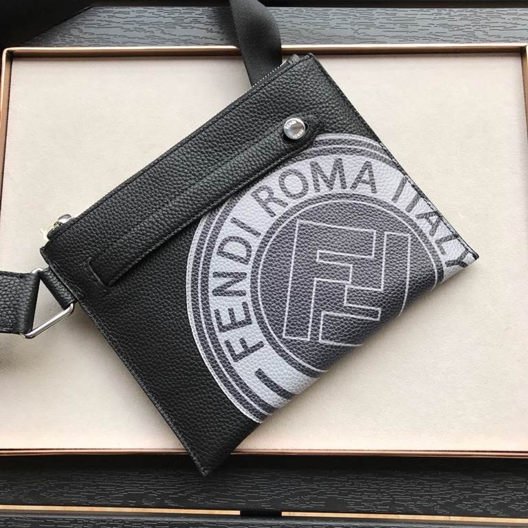 Black silkscreen men's chest bag crossbody bag, adjustable shoulder strap length, silkscreen F logo as a pattern, inner zipper pocket design. 2419cm