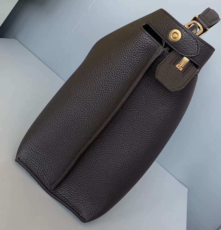 Is it the best men's model of the year     Super handsome and high-class style breaks through the classic design of the men's bag in the past     The black lining is also matched with a coffee-colored FF If you open it r