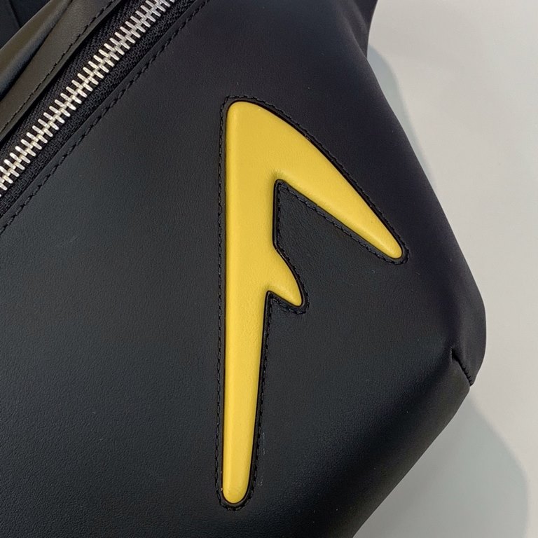 The most awesome and full of personality F's this cross out of the design of the yellow convex pattern embossed devil eyes, can be used as a chest pack and fanny pack, adjustable length straps, zipper closure, internal z