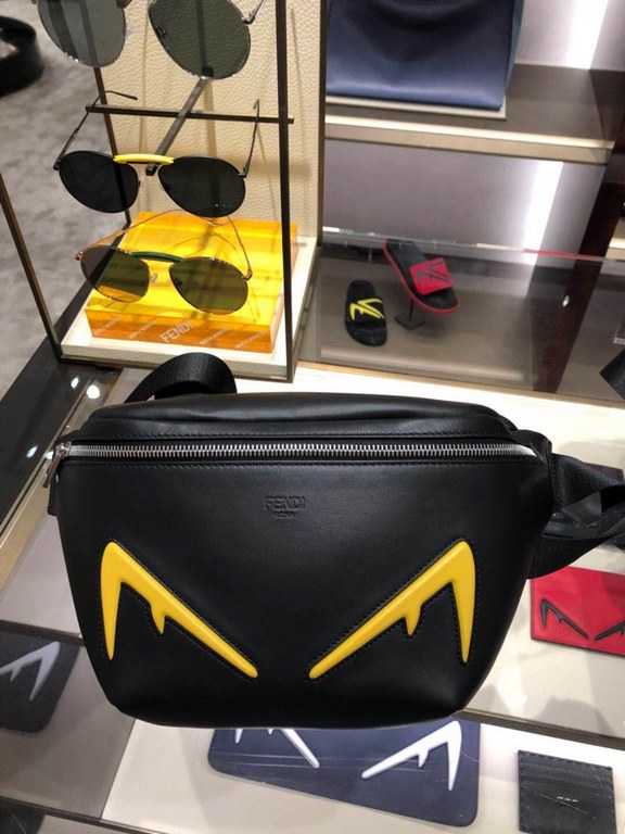 The most awesome and full of personality F's this cross out of the design of the yellow convex pattern embossed devil eyes, can be used as a chest pack and fanny pack, adjustable length straps, zipper closure, internal z