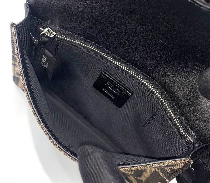 small bag shiny debut ~ very portable style back also has a buckle can be used as a fanny pack crossbody shoulder back also have a very casual feeling Oh ~   bag feel very good Oh!size17210cm