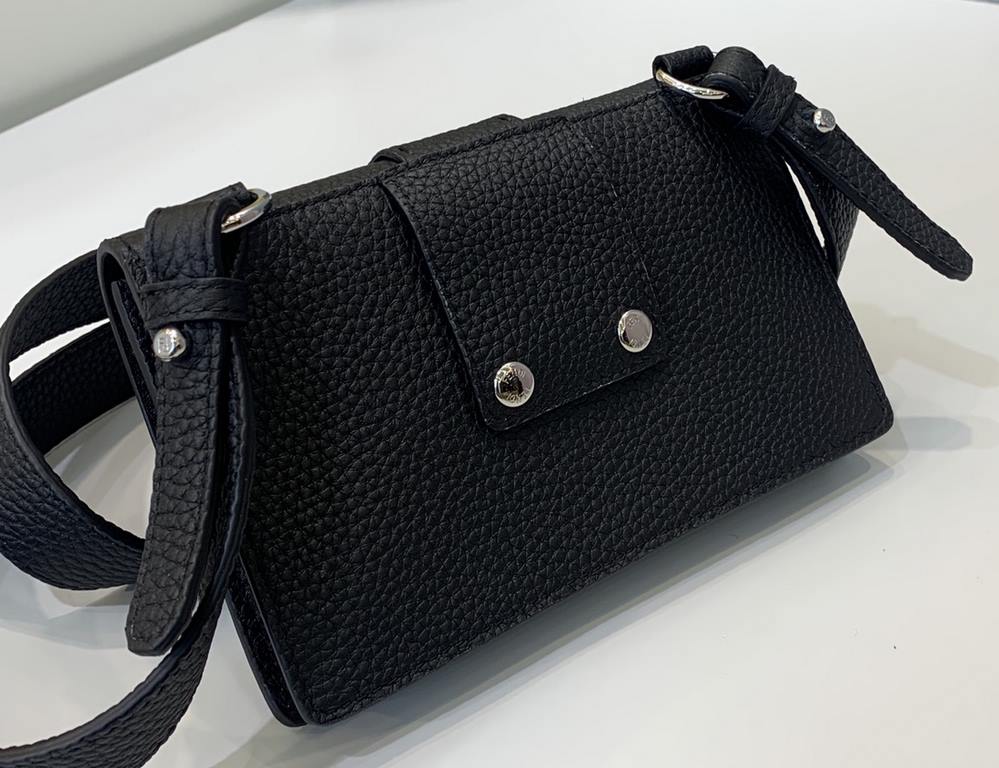 Small bag shiny debut ~ very portable style back also has a buckle can be used as a fanny pack crossbody shoulder back also have a very casual feeling Oh ~   a variety of colors to choose from!size17210cm