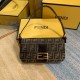 Gold BuckleUpgraded version of FENDI 中古 bag the hottest non-he belongs to this retro tone is what I want to autumn and winter sense of senior ah really too much too much about the material this is a two-color antique cow