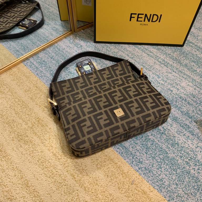 Gold BuckleUpgraded version of FENDI 中古 bag the hottest non-he belongs to this retro tone is what I want to autumn and winter sense of senior ah really too much too much about the material this is a two-color antique cow