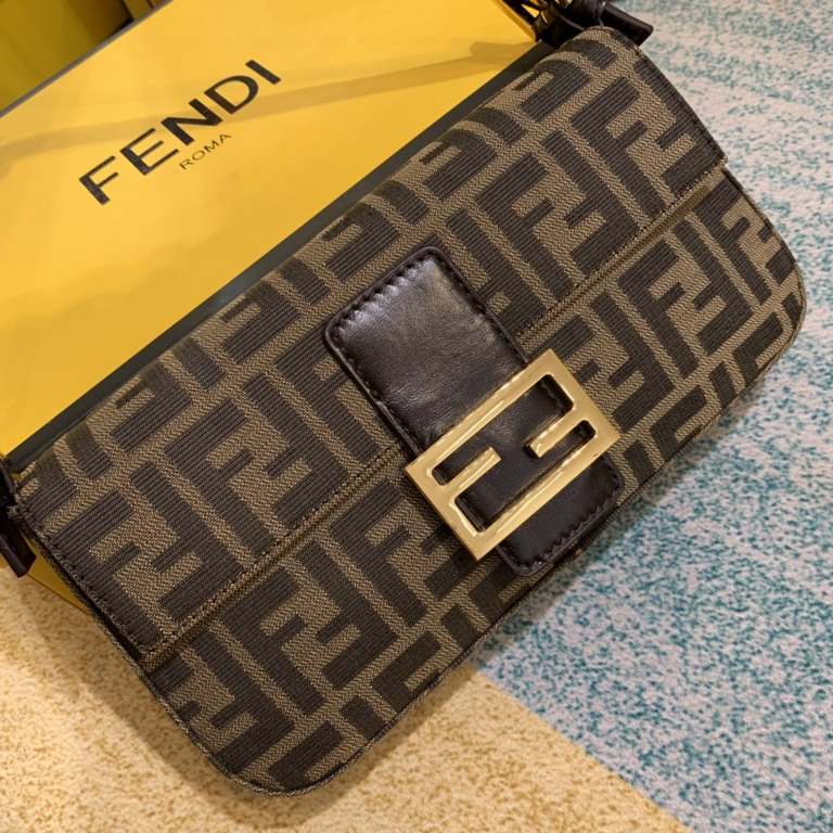 Gold BuckleUpgraded version of FENDI 中古 bag the hottest non-he belongs to this retro tone is what I want to autumn and winter sense of senior ah really too much too much about the material this is a two-color antique cow