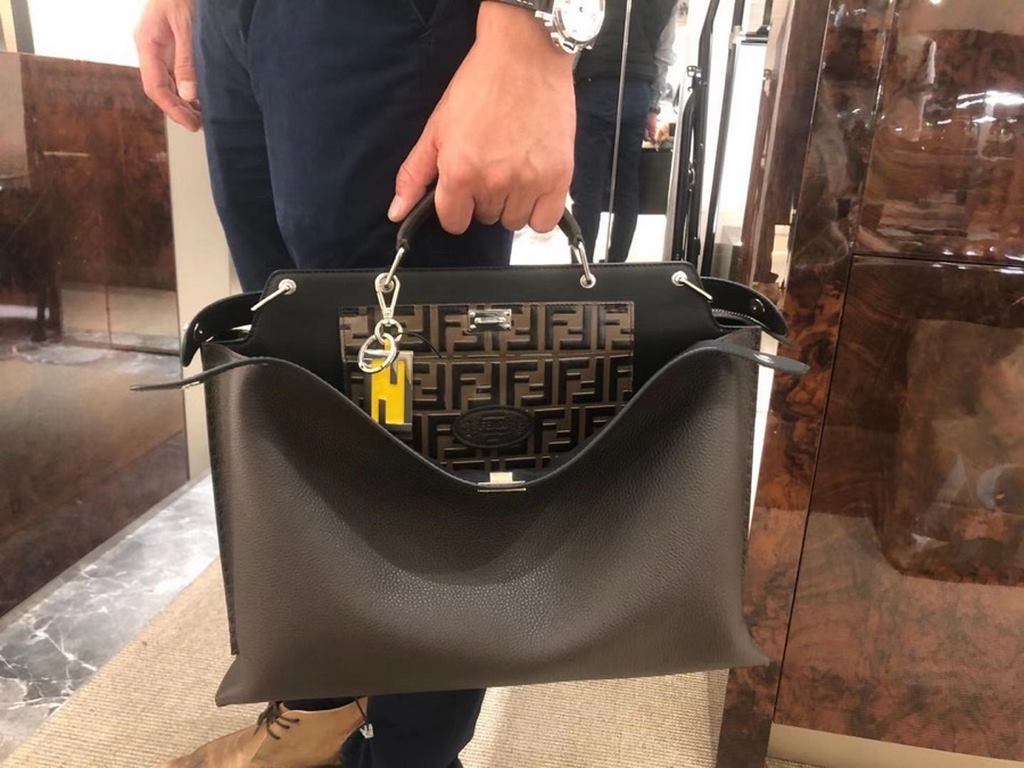 The top original single FENDI◣◥ 2020 new men's peekaboo handbags Simple shape with exquisite pocket details Express the young self, interpretation of continuous exploration and innovation of the spirit of fashion size; 4