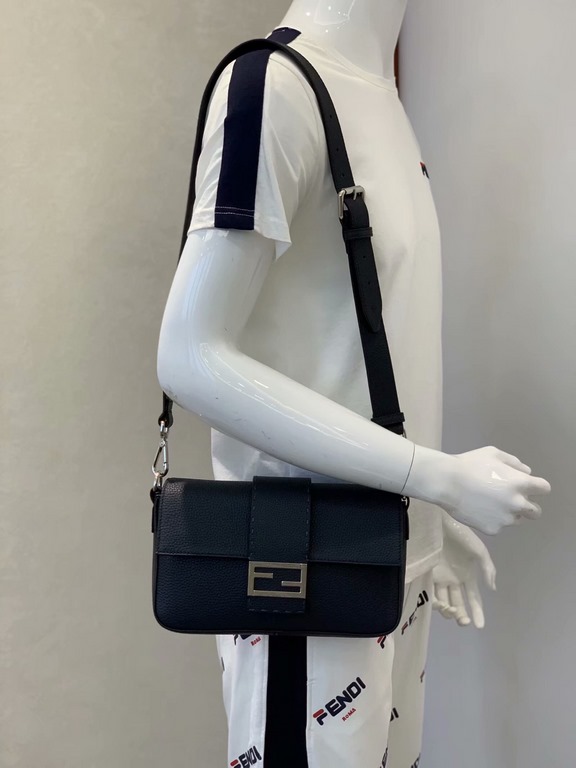 Heavy attack~~~When the classic baguette breaks into the men's world   ♂ more a harmony also let the changeable style and add a new flavor    detachable shoulder strap can be randomly changed with the style if only acros