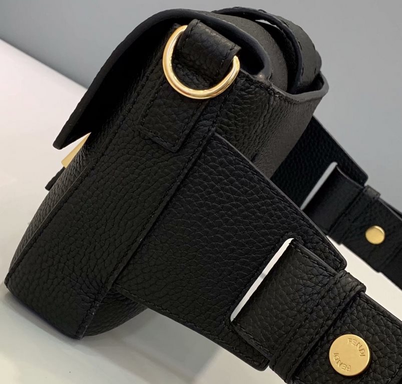 Heavy attack~~~When the classic baguette breaks into the men's world   ♂ more a harmony also let the changeable style and add a new flavor    detachable shoulder strap can be randomly changed with the style if only acros