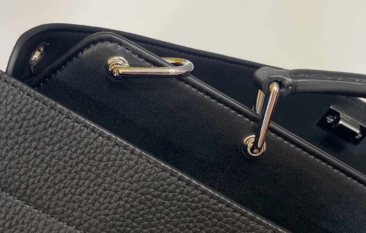 2020 new men's peekaboo handbags Simple shape with exquisite pocket details Expressing the young self, interpreting the spirit of continuous exploration and innovation of fashion size; 41x13x29cm