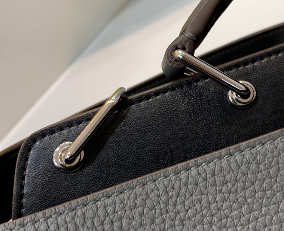 2020 new men's peekaboo handbags Simple shape with exquisite pocket details Expressing the young self, interpreting the spirit of continuous exploration and innovation of fashion size; 41x13x29cm