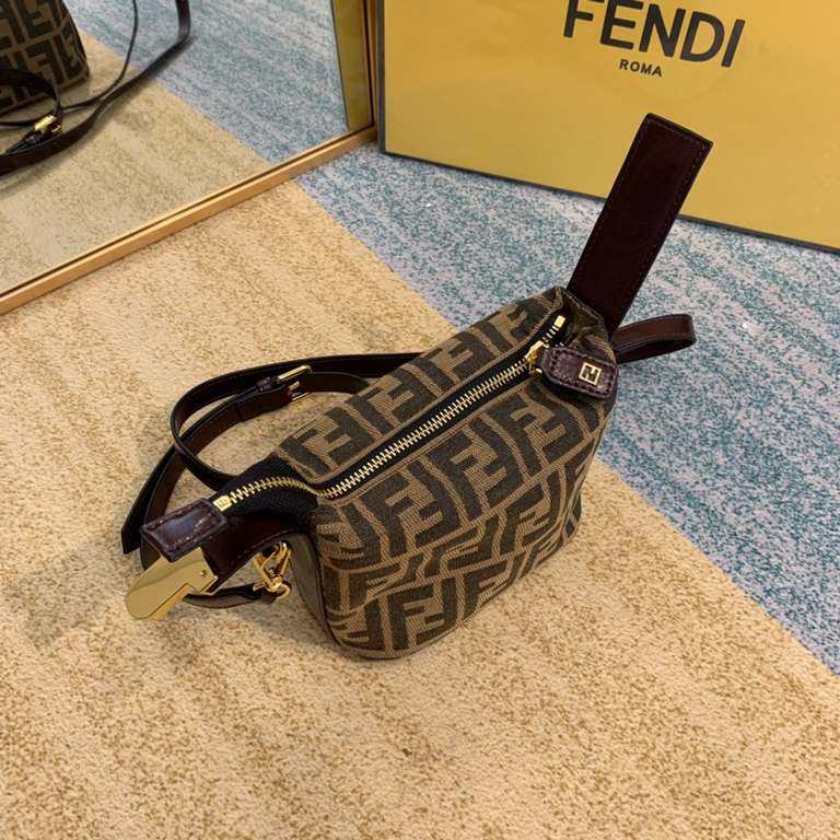 Upgraded version of the coffee oil wax cowhide ~ Fendi by the jittery netroots blogger love  in the old flower popping models, you can call it oil skin cosmetic bag, lunch box bag  This lunchbox is square, but it is char