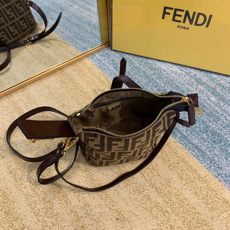 Upgraded version of the coffee oil wax cowhide ~ Fendi by the jittery netroots blogger love  in the old flower popping models, you can call it oil skin cosmetic bag, lunch box bag  This lunchbox is square, but it is char