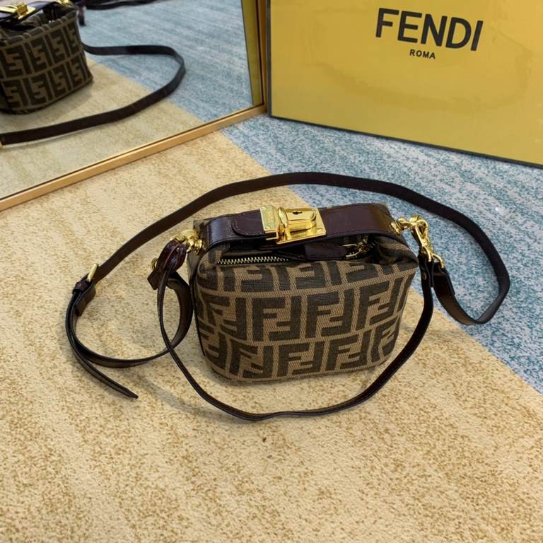 Upgraded version of the coffee oil wax cowhide ~ Fendi by the jittery netroots blogger love  in the old flower popping models, you can call it oil skin cosmetic bag, lunch box bag  This lunchbox is square, but it is char