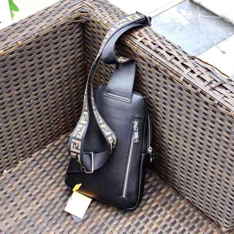 Original quality [brand name] new Fendi Fendi chest bag [Product Specifications] W19XH26XD6.5cm [Product Material] head layer cowhide [black] imported special shoulder strap F [Product Model] 6015