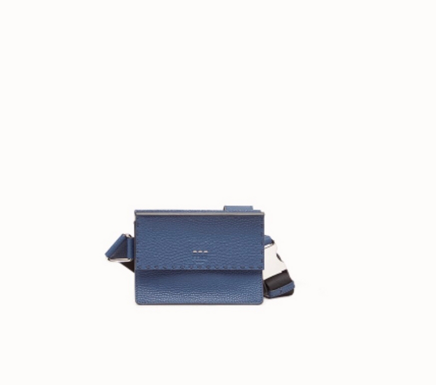 Top original single fall and winter new fendi673#logo leather messenger bag, adjustable fabric shoulder strap with a snap button closure, this handbag can be carried on the shoulder or diagonally, fully hand-stitched, mu