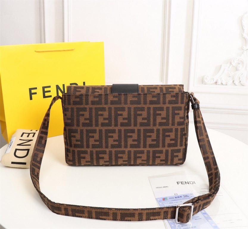 FENDI (Fendi   ) crossbody bag and have a very practical, the front pocket with the original leather, the bag body are customized imported waterproof material, hardware supporting, and counter synchronization. Quickly sm