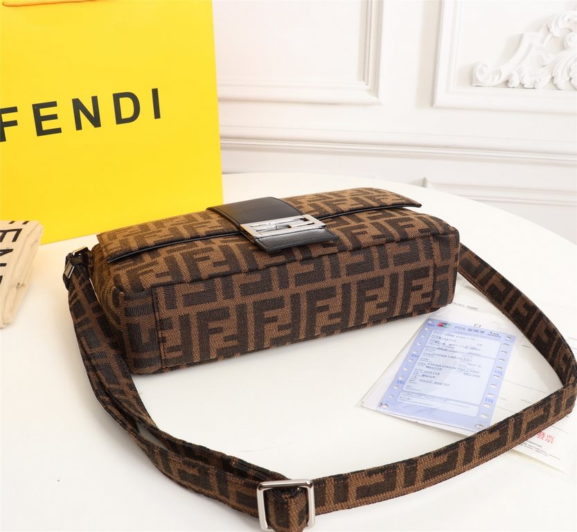 FENDI (Fendi   ) crossbody bag and have a very practical, the front pocket with the original leather, the bag body are customized imported waterproof material, hardware supporting, and counter synchronization. Quickly sm