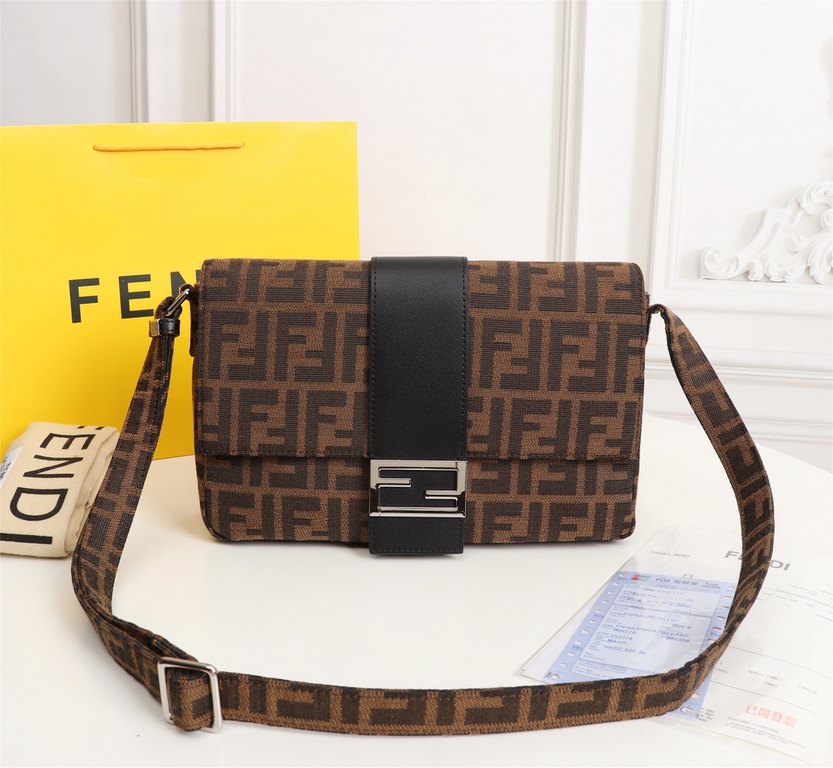 FENDI (Fendi   ) crossbody bag and have a very practical, the front pocket with the original leather, the bag body are customized imported waterproof material, hardware supporting, and counter synchronization. Quickly sm