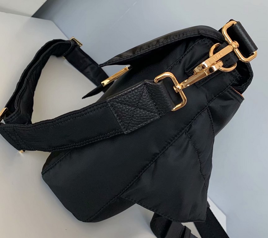 Innovation and the use of ultra-lightweight and durable nylon material to help the classic handbags reawaken the new life   want to look bright and eye-catching breakthrough this is absolutely suitable for the appropriat