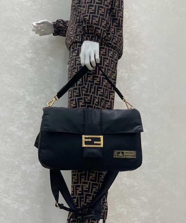 Innovation and the use of ultra-lightweight and durable nylon material to help the classic handbags reawaken the new life   want to look bright and eye-catching breakthrough this is absolutely suitable for the appropriat