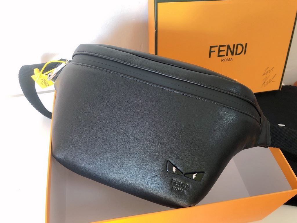 Original goods   (with box)New Fendi (Fendi 2028-5)   the latest men's cross-body bag   using imported smooth calfskin leather front zipper pocket inside double compartments satin adjustable shoulder strap acrylic black 