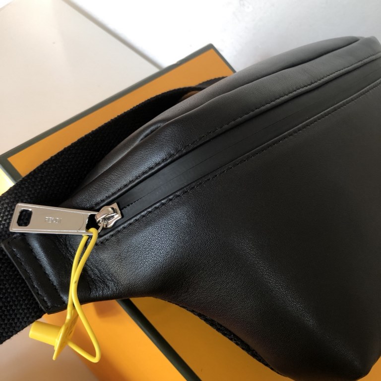 Original goods   (with box)New Fendi (Fendi 2028-5)   the latest men's cross-body bag   using imported smooth calfskin leather front zipper pocket inside double compartments satin adjustable shoulder strap acrylic black 