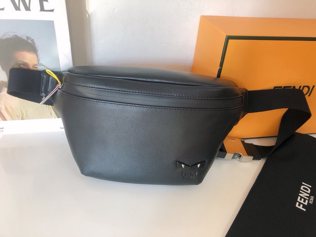 Original goods   (with box)New Fendi (Fendi 2028-5)   the latest men's cross-body bag   using imported smooth calfskin leather front zipper pocket inside double compartments satin adjustable shoulder strap acrylic black 