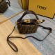 Upgraded version of cowhide ~ Fendi loved by the jittery netroots bloggers love  in the old flower popping models, you can call it plain leather cosmetic bag, lunch box bag  This lunchbox is square, but it is characteriz