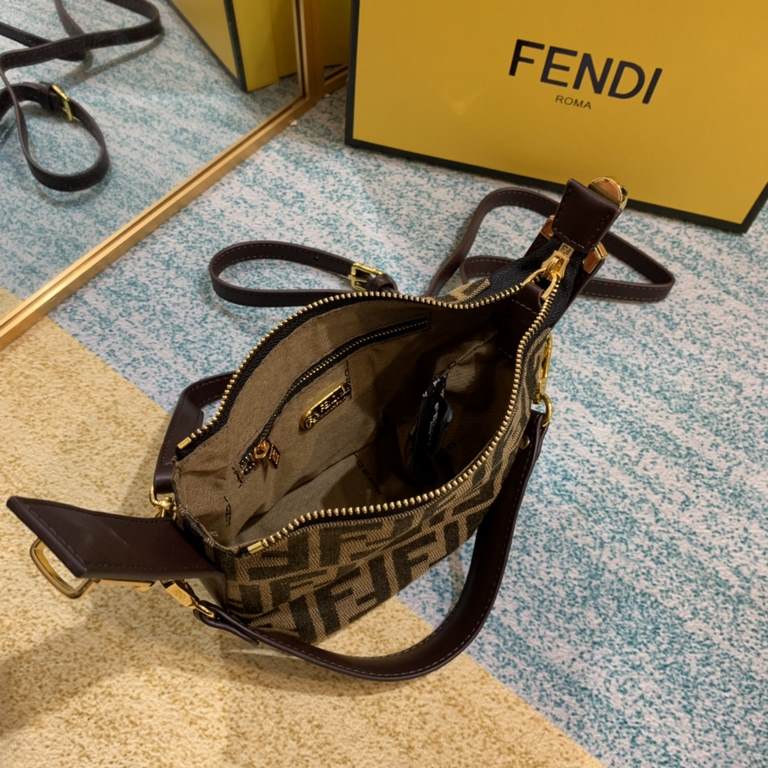 Upgraded version of cowhide ~ Fendi loved by the jittery netroots bloggers love  in the old flower popping models, you can call it plain leather cosmetic bag, lunch box bag  This lunchbox is square, but it is characteriz