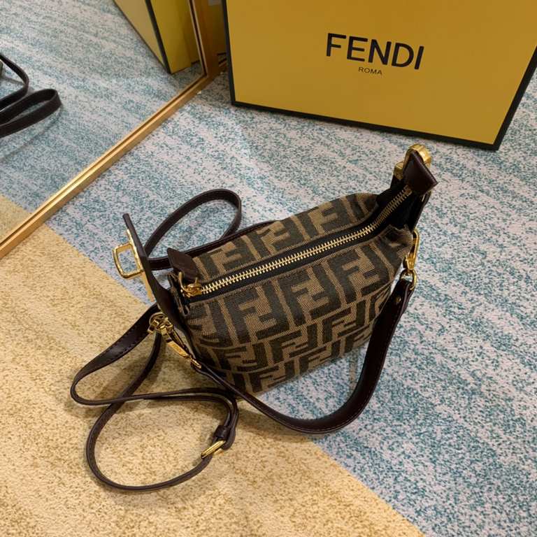 Upgraded version of cowhide ~ Fendi loved by the jittery netroots bloggers love  in the old flower popping models, you can call it plain leather cosmetic bag, lunch box bag  This lunchbox is square, but it is characteriz