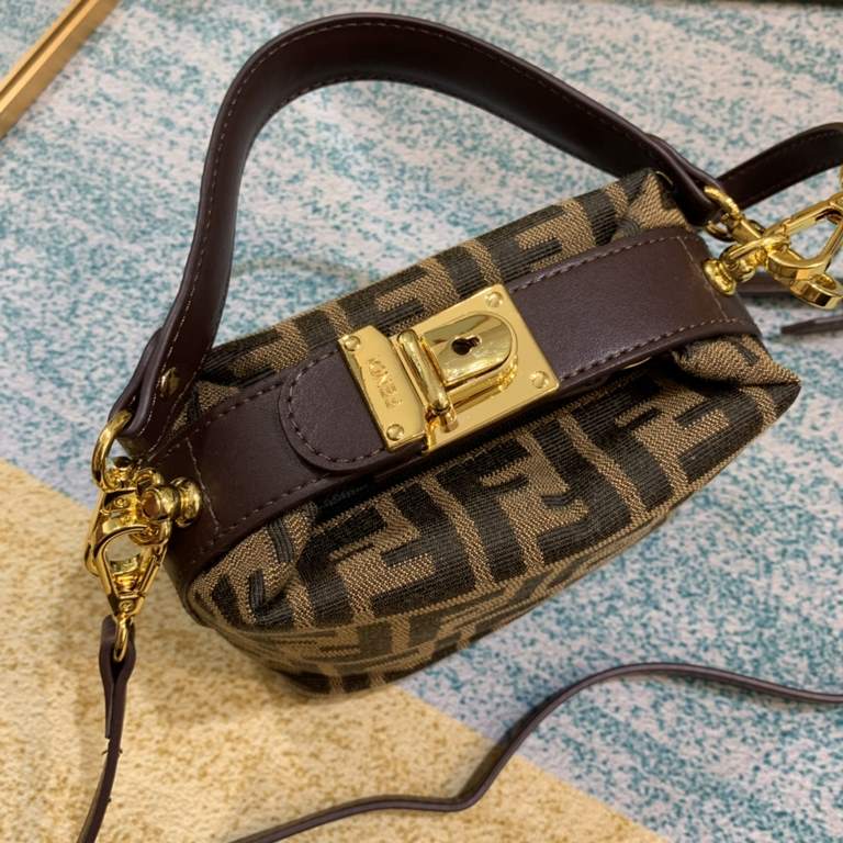 Upgraded version of cowhide ~ Fendi loved by the jittery netroots bloggers love  in the old flower popping models, you can call it plain leather cosmetic bag, lunch box bag  This lunchbox is square, but it is characteriz