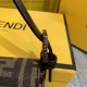 White Steel BuckleUpgraded version of FENDI 中古 bag the hottest non-he belongs to this retro tone is what I want to autumn and winter sense of senior ah really too much too much about the material this is a two-tone antiq