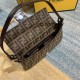 White Steel BuckleUpgraded version of FENDI 中古 bag the hottest non-he belongs to this retro tone is what I want to autumn and winter sense of senior ah really too much too much about the material this is a two-tone antiq