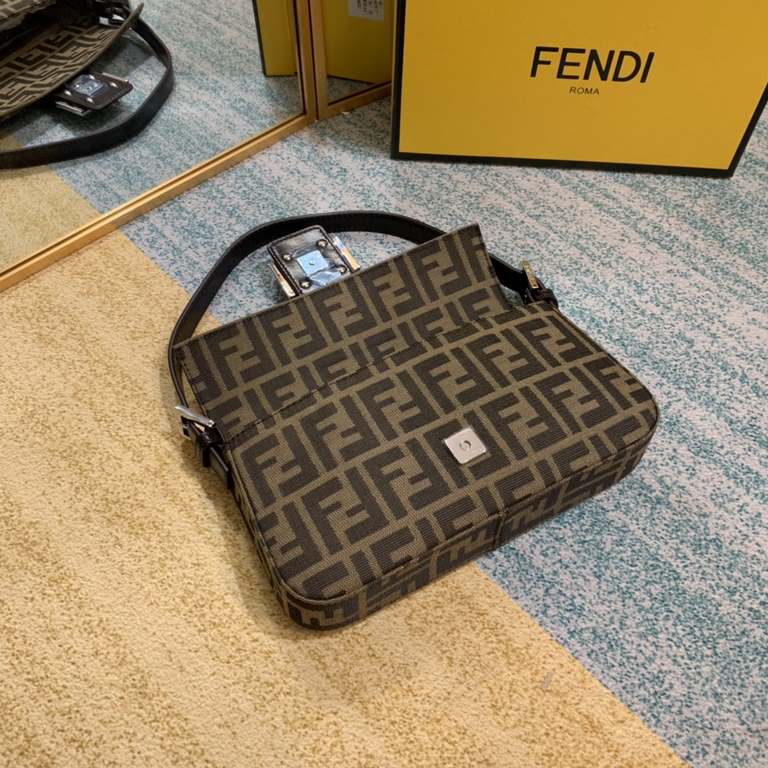 White Steel BuckleUpgraded version of FENDI 中古 bag the hottest non-he belongs to this retro tone is what I want to autumn and winter sense of senior ah really too much too much about the material this is a two-tone antiq