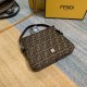 White Steel BuckleUpgraded version of FENDI 中古 bag the hottest non-he belongs to this retro tone is what I want to autumn and winter sense of senior ah really too much too much about the material this is a two-tone antiq