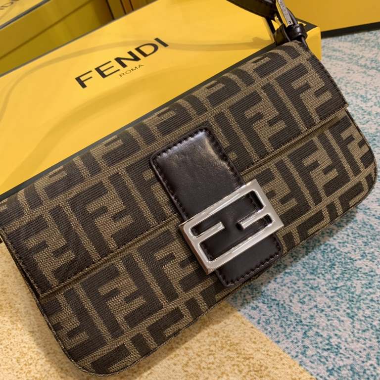 White Steel BuckleUpgraded version of FENDI 中古 bag the hottest non-he belongs to this retro tone is what I want to autumn and winter sense of senior ah really too much too much about the material this is a two-tone antiq