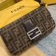 White Steel BuckleUpgraded version of FENDI 中古 bag the hottest non-he belongs to this retro tone is what I want to autumn and winter sense of senior ah really too much too much about the material this is a two-tone antiq