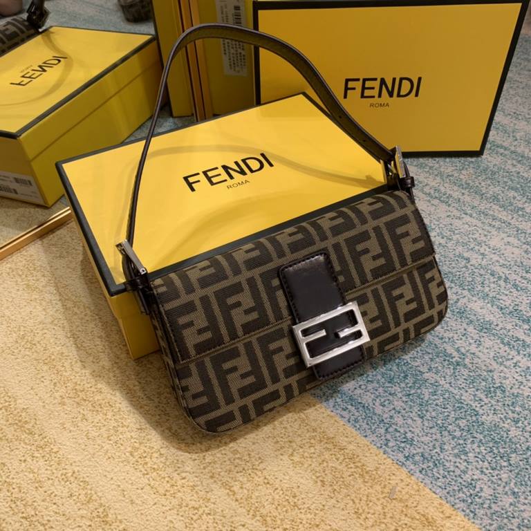 White Steel BuckleUpgraded version of FENDI 中古 bag the hottest non-he belongs to this retro tone is what I want to autumn and winter sense of senior ah really too much too much about the material this is a two-tone antiq